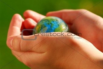 Hands globe