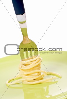 Rolled spaghetti on a green dish