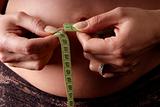 Frau halten Maßband um Bauch | woman measure belly with tape