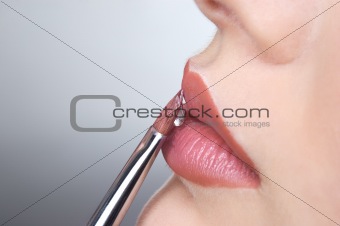 applying the lips gloss
