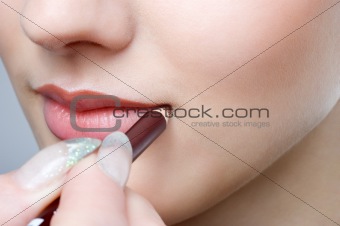 making up lips contour