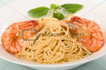 Plain spaghetti with shrimps