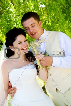 newly married couple with white dandelions