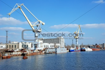 Shipbuilding cranes