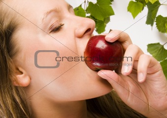 Beautiful young woman portrait with apple