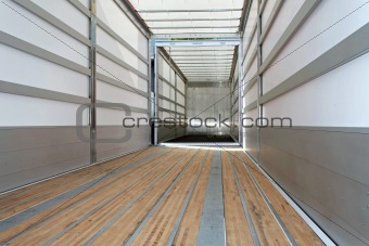 Empty trailer horizontal