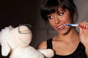 Woman is cleening her teeth