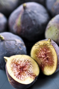 Plate of sliced figs