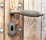 The door latch of a wooden door