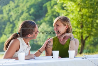 female friends picknicking