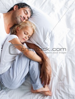 Family sleeping in pqrent's bed