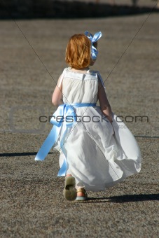 Little girl run
