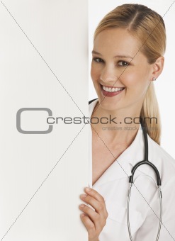 female doctor holding white copy space board