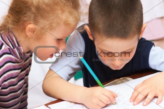  children draw in pencil