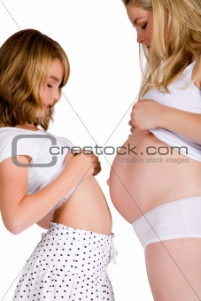 Comparing belly sizes between child and pregnant aunt