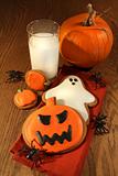 Halloween cookies with milk 