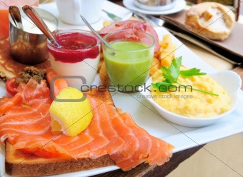 Fresh Salmon with lemon and bread
