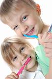 children cleaning teeth