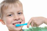 kid cleaning teeth