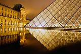 reflection of the louvre palais