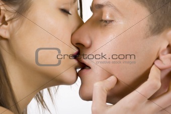 closeup picture of a couple kissing