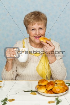 Senior woman with pie