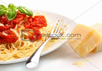 Spagetti noodles with homemade tomato sauce and basil