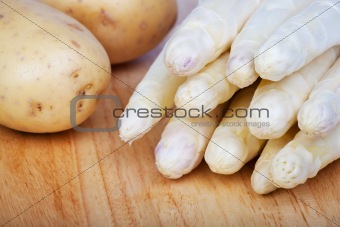 detail of a bunch of raw white asparagus