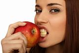 The girl eats a apple