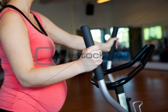 Pregnant woman doing cardiovascular exercise