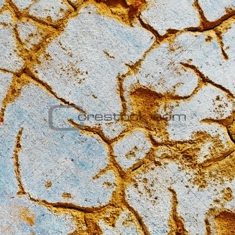 Big cracks on surface of plaster