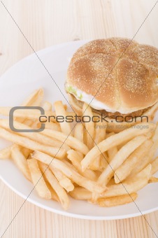 burger and chips 