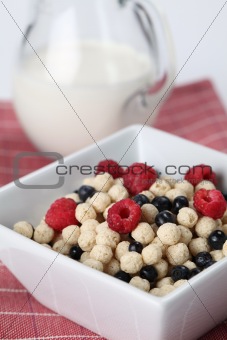 Vanilla cereals with raspberries and blueberries