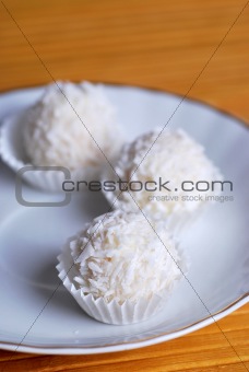 White chocolate balls in truffles 3