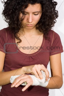 girl with an injuried hand