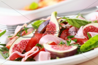 Vegetable salad with fresh figs