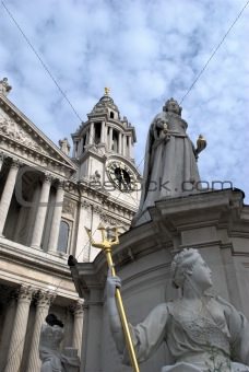 Statue in front of st pauls cathedral
