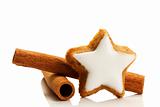 star shaped cinnamon biscuit and cinnamon sticks