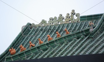 dragon on roof of chinese temple