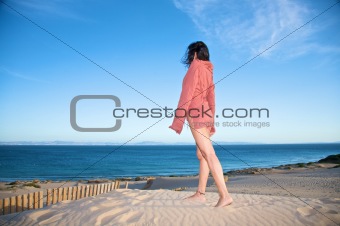woman with shirt and african horizon
