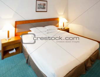 Double bed in a confortable hotel room