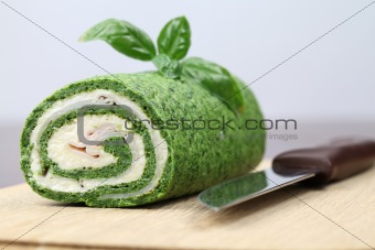 Spinach roll with garlic cheese and ham