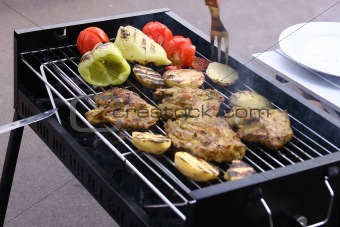 Grilled meat, pepper and tomatoes
