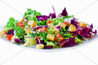 Crispy salad with bread and tomatoes