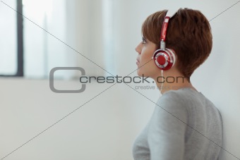 girl listening to music 