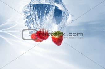 strawbarry fruit in water