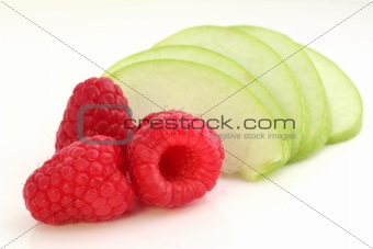 Raspberry with sloced apple