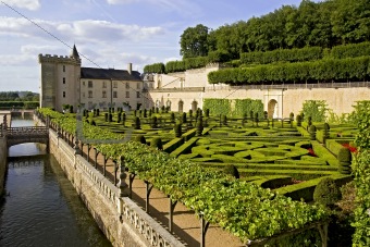 Valencay castle, canal and garden