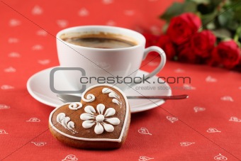 Gingerbread heart with coffee and roses