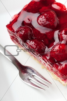 raspberry cake seen from the top and a fork 